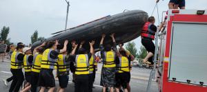 帶上沖鋒舟，大家一起風(fēng)雨同舟！